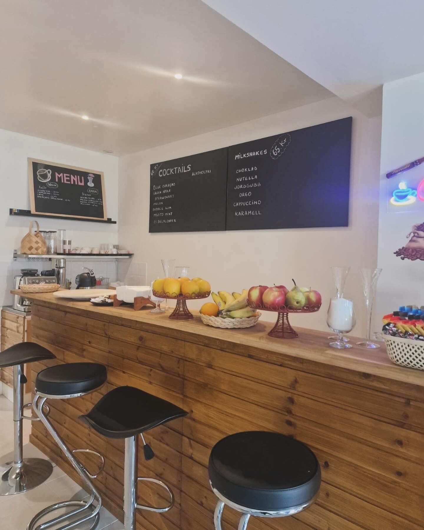 Disk med meny och frukt på Mellby Café