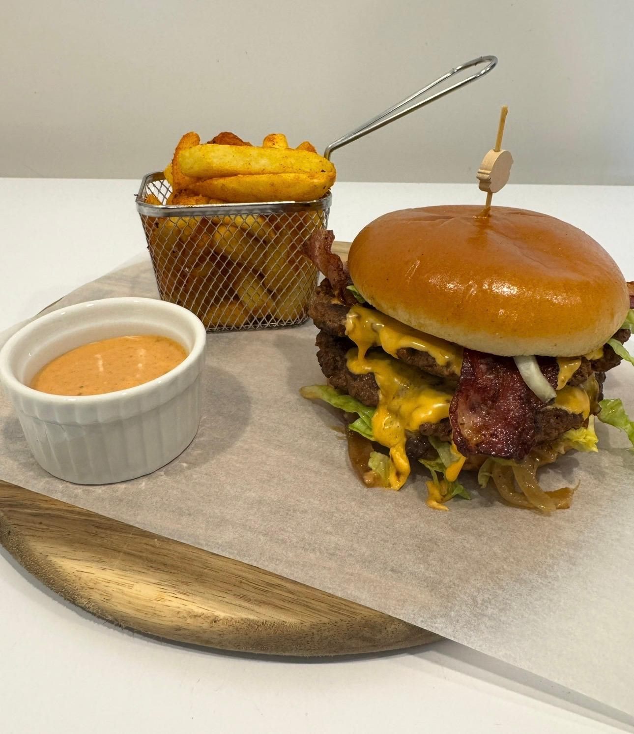 Stora Mellby Hamburgare med pommes