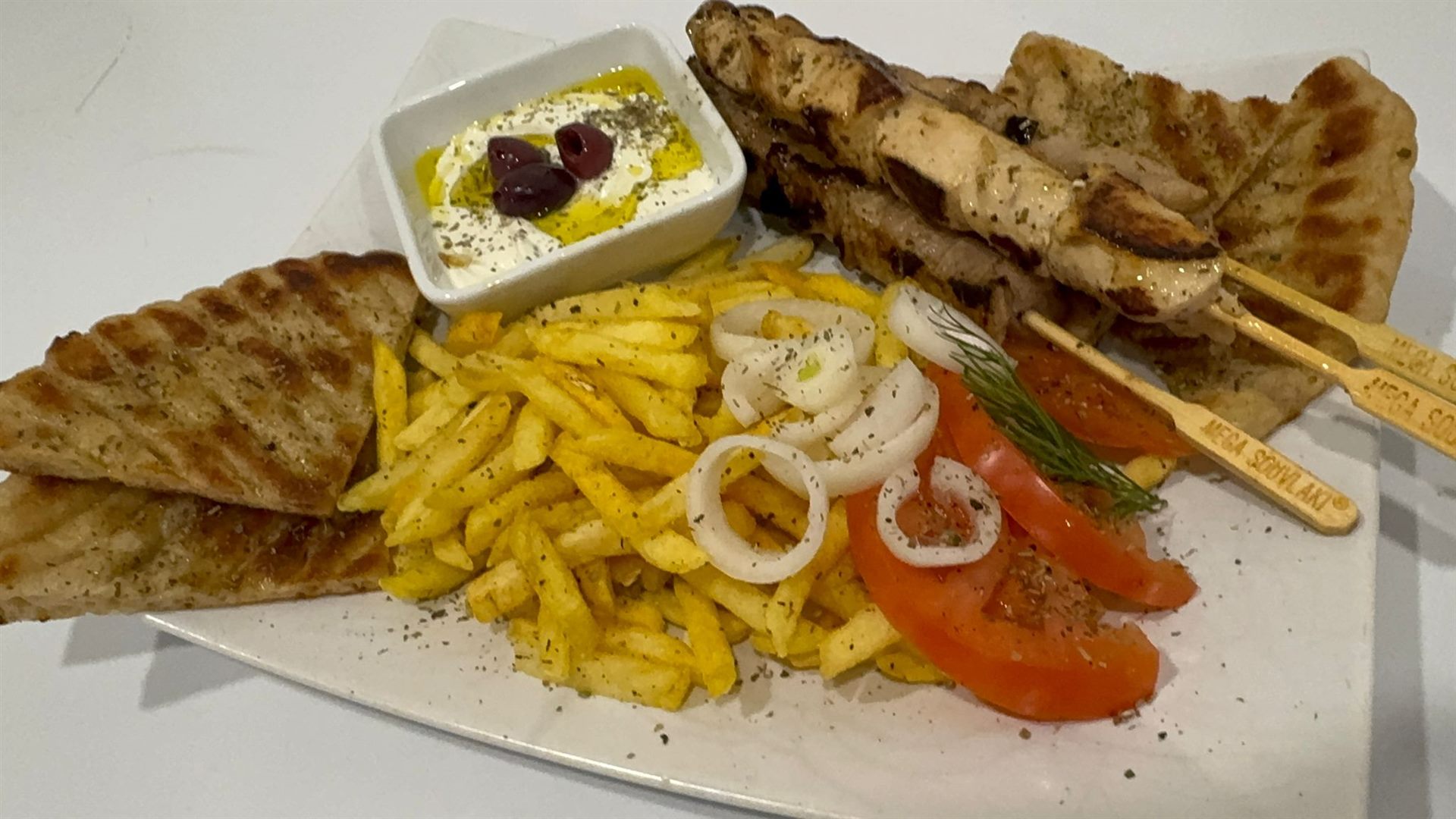 Grekiska grillspett med pitabröd och tzatziki